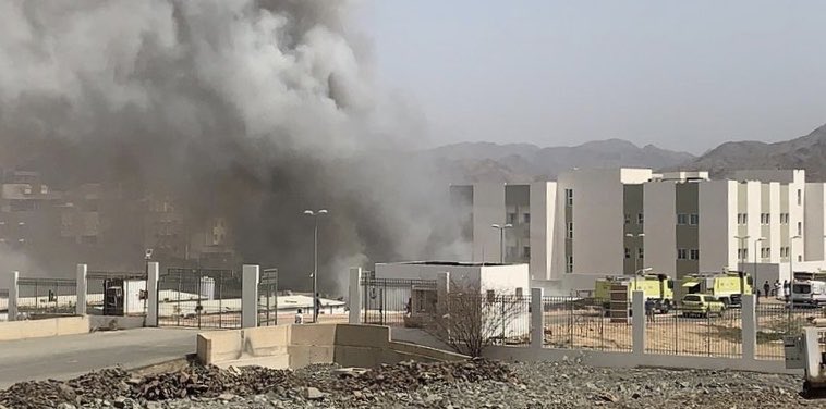 ..( طال الإنتظار )..( فأصابَهُ الملل .. وتغشّاهُ السأم )..( فدخل في معركةٍ شرسةٍ للقبض على زِمام الإنتحار .. وتبدّى بعنفوانٍ لإزهاقِ روحَهُ .. وتجلّى في محاولةٍ جادةٍ ليطلق على نفسهِ رصاصةَ الرحمةِ )..( فأحرقَ نفسَهُ ).. إنه ( بو عزيزي ) فرعُ المباني ..( ارحموا عزيز مبنى ذلَّ )..