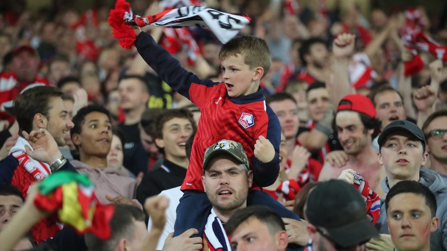 SuperCazarre's tweet photo. C'est eux qui te transmettent tes premières émotions de supporter de ton club !
Bonne fête à tous les papas 🥰 https://t.co/r037E2Yeph