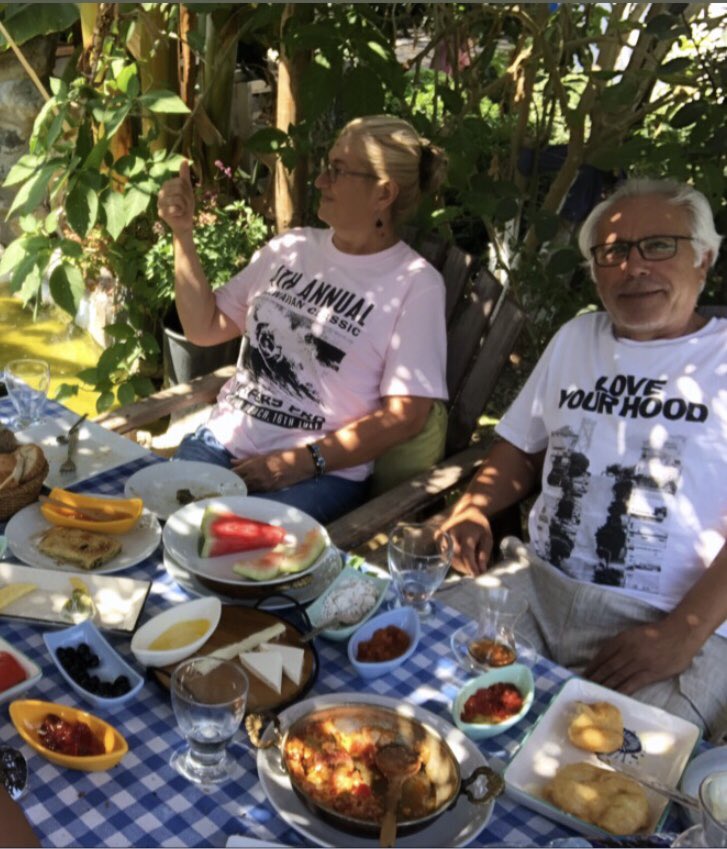 Babam uluğ çınarımız gölgesinde dinlendiğimiz canımız günün kutlu olsun.. Allah uzun ömürler versin.. Tüm baba gibi babaların, babalığı hak edenlerin günü kutlu olsun.. Allah olmayanlara rahmet olanlara uzun ömürler versin..
#olcayceydabolelli #babalargünü