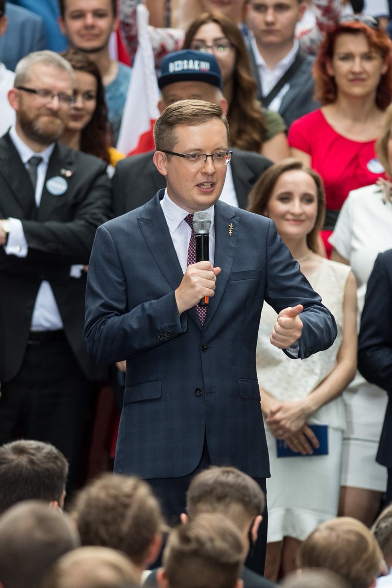 bosak2020's tweet photo. 🇵🇱@RobertWinnicki: Znałem @krzysztofbosak zanim to było modne! Krzysztof Bosak jest facetem konkretnym, zdecydowanym. Jest nowoczesny, zna świat, zna języki. Zero kompleksów. Odrzucamy wszystkie kompleksy i dlatego wybieramy Krzysztofa Bosaka, nowoczesnego patriotę. 
#Bosak2020 https://t.co/9OjAcgSnMO