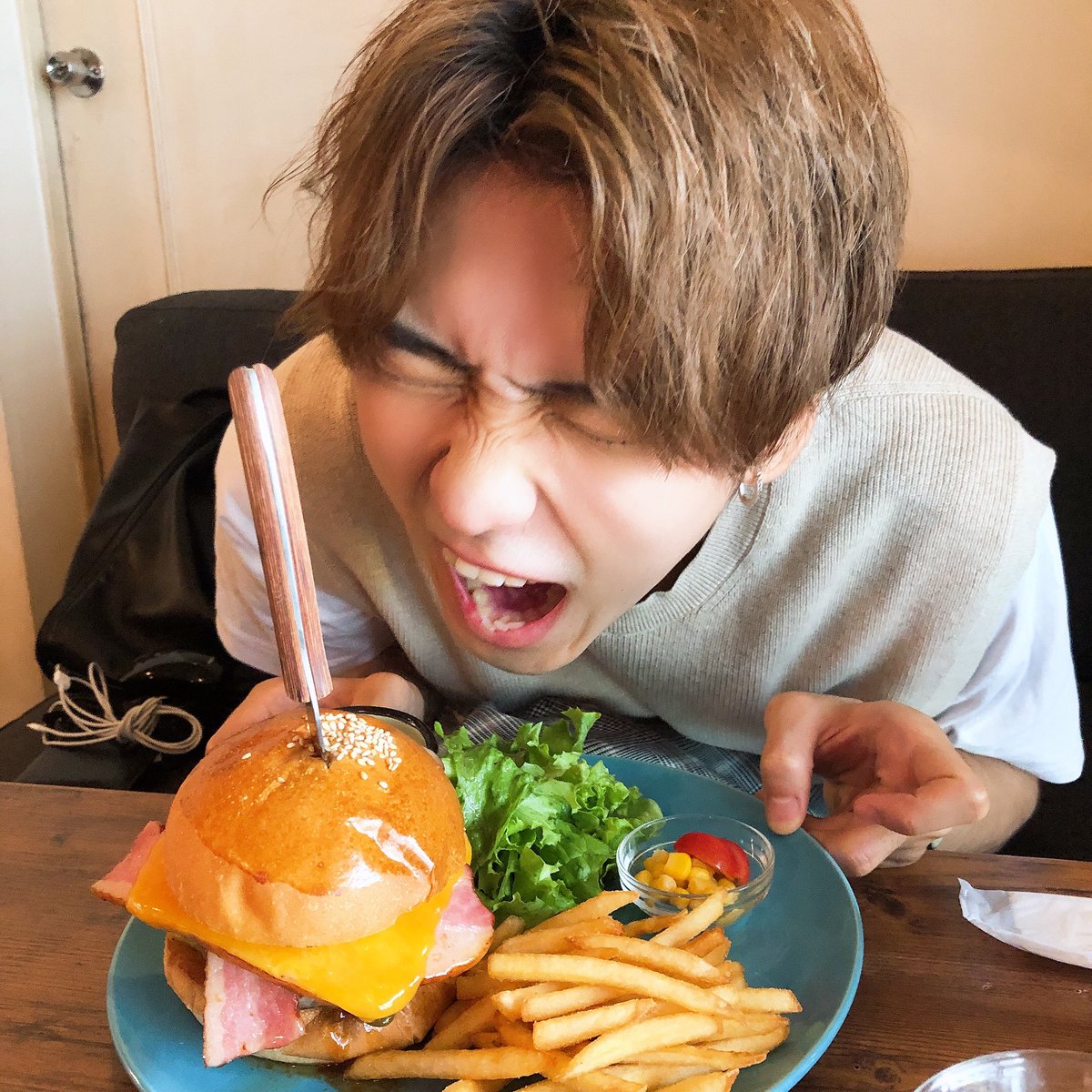 ei_ishikawa's tweet photo. hamburger大好きまる https://t.co/oqQzVsz1kK