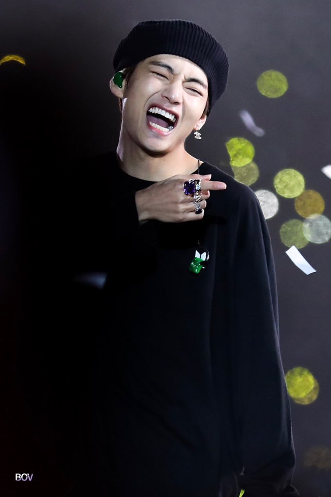 remember when taehyung saw yeontan& #39;s pic on Brazilian flag and he had the biggest smile on his face!! everyone knows the key to taehyung& #39;s heart is through yeontan