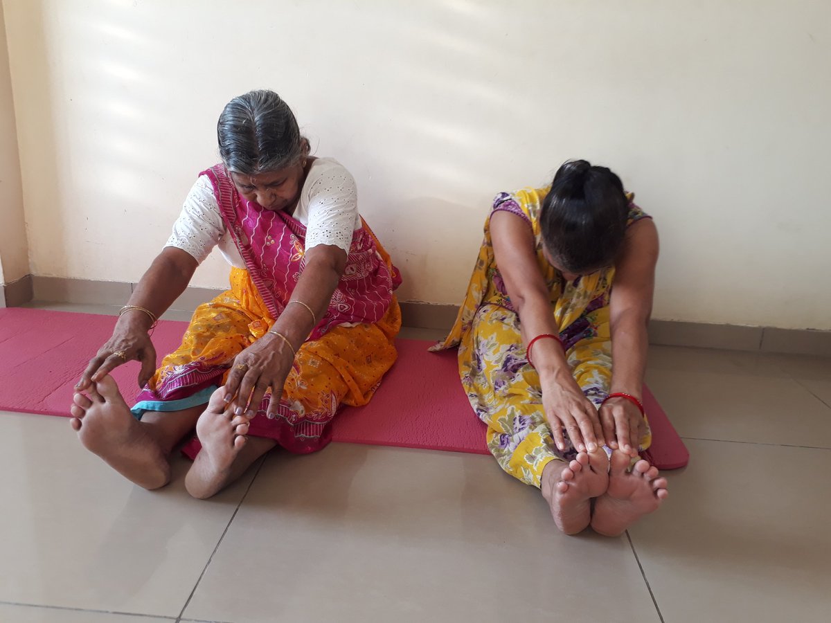 JalpaKachhia's tweet photo. આંતરરાષ્ટ્રીય યોગ દિવસ ની ઉજવણી પરિવા�� સાથે યોગા.
#Karo #yog #raho #nirog
#Har #har #yoga #ghar #ghar #yoga #healthy #life #healthy #world @Miteshbhaibjp
@Jimipat37306764
@Anchor_Pankaj
@narendramodi
@YadavSpeak
#DoYogaBeatCorona
#goldengirlofgujarat #jalpakachhia #yogini #yoga https://t.co/hu8fr6Fmv9