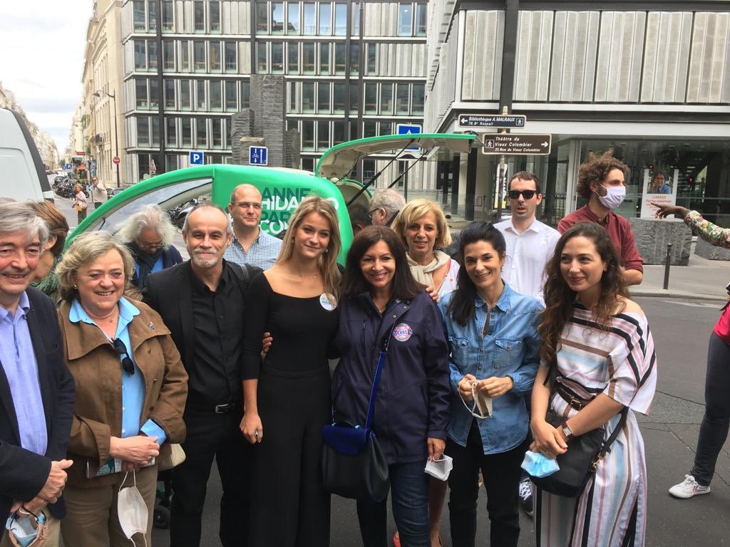Celine_Hervieu's tweet photo. Dernier marché du dimanche ce matin avec @Anne_Hidalgo ! 😻 Un projet progressiste, équilibré et ambitieux pour les parisiennes et les parisiens ! RDV le 28 juin prochain ! https://t.co/qnNtv0QWBZ