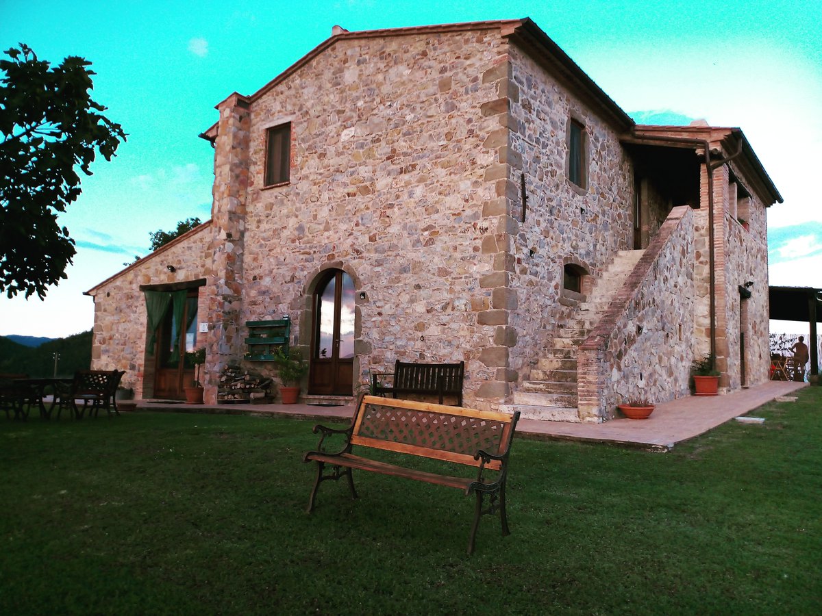PoggioMonte's tweet photo. #vacanzaitaliana in #campagna #natureretreat what about relaxing in the middle of no where? Birds singing, bees buzzing, butterflies and #lavander https://t.co/oedm9Ma9i0