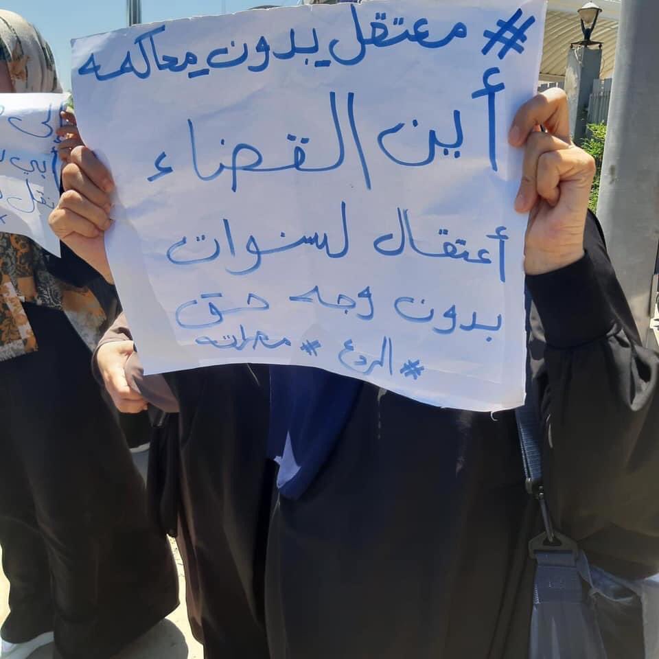 esl0max's tweet photo. #أطلقوا_سراح_ثوار_المنطقة_الشرقية_المظلومين
#معتقل_بدون_محاكمه
#كلنا_ثوار_بنغازي
#فكوا_العاني
صوره من مظاهره اليوم امام مجمع المحاكم https://t.co/SzESiXY4Zq