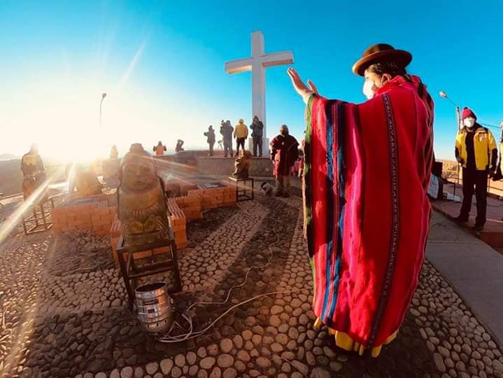 ExtraDigital1's tweet photo. Con una ceremonia ancestral a las 6.00, un grupo de amautas, en compañía de autoridades municipales, recibió los primeros rayos del sol en el Año Nuevo Andino Amazónico 5528.
Por @i_sabel_1000
Fotos Secretaría Municipal de Culturas
#ExtraTeInforma
#QuédateEnCasa https://t.co/WMVYnSYxBs