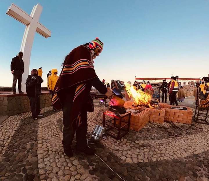 ExtraDigital1's tweet photo. Con una ceremonia ancestral a las 6.00, un grupo de amautas, en compañía de autoridades municipales, recibió los primeros rayos del sol en el Año Nuevo Andino Amazónico 5528.
Por @i_sabel_1000
Fotos Secretaría Municipal de Culturas
#ExtraTeInforma
#QuédateEnCasa https://t.co/WMVYnSYxBs