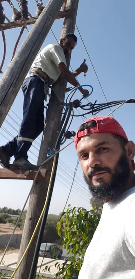 Aalkhraba's tweet photo. تتواصل الجهود التي يبذلها جنود الكهرباء لصيانة الاضرار الجسيمة التي لحقت بمكونات الشبكة  نتيجة العدوان على العاصمة  ، حيث فرقة الخطوط بدائرة توزيع الكريمية بالتعاون مع مكتب الصيانة سيدى سليم بصيانة أسلاك ضغط منخفض مسافة 320 متر على المحطة الجاهزة جامع الزيتونة بمنطقة طريق المطار. https://t.co/7rWpb7zdzT