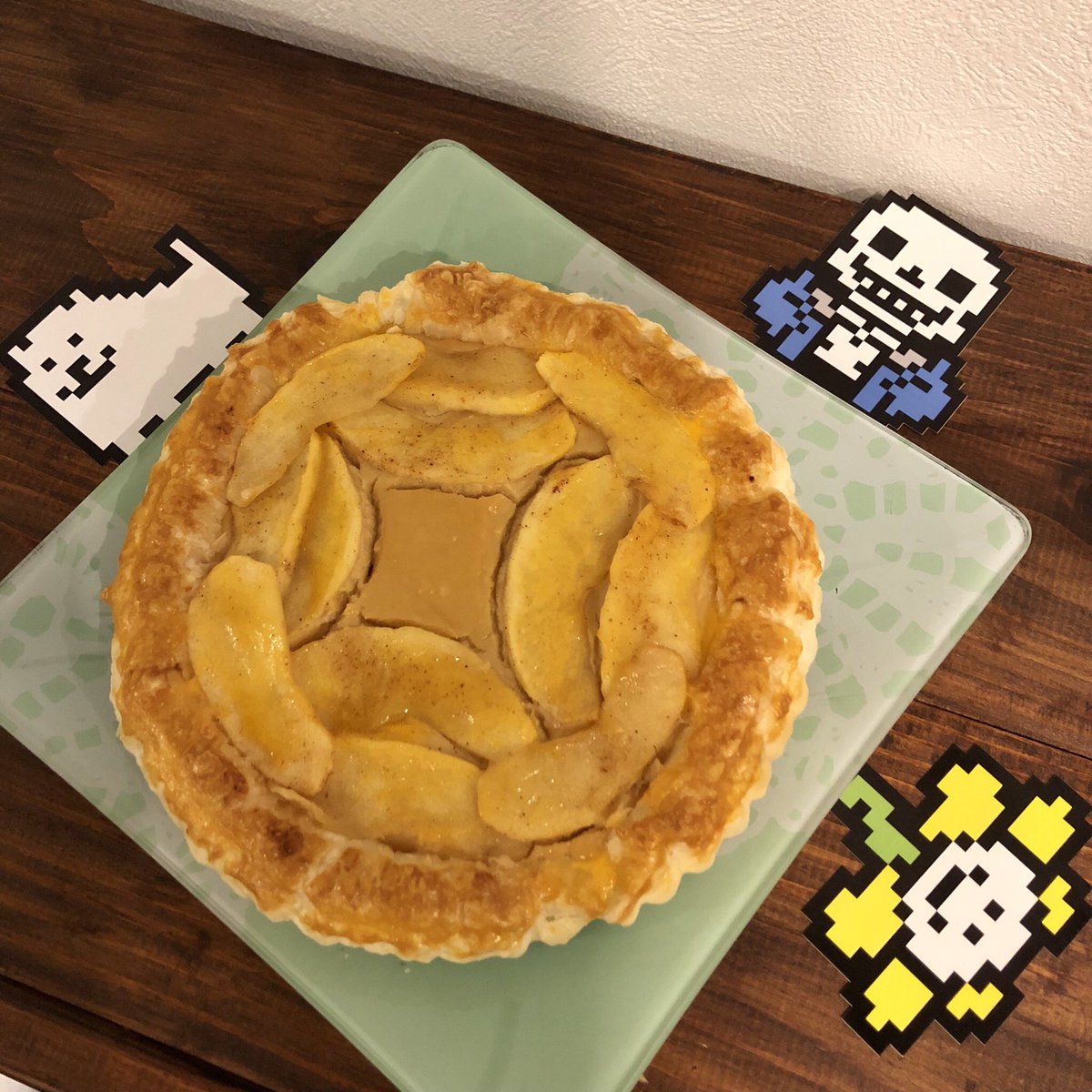 さんしょっこ バタースコッチシナモンアップルパイ 固定ツイートの自作レシピを 焼きりんご でアレンジしてみました りんごをケツイっぽくを並べたつもり 映えを考えてお花 飾ろうと フラウィを置いたけど さみしいのでサンズ達も一緒