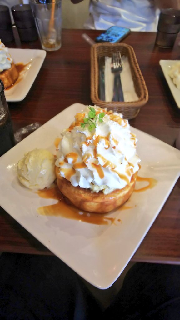 shobu_5151's tweet photo. #cafeasan #カフェアサン #スフレパンケーキ #スフレ #パンケーキ #クルミカスタードキャラメル #レギュラーサイズ #regularsize #アイスクリームトッピング #ハンモックカフェ #ハンモック #スイーツおじさん #末広町 #御徒町
https://t.co/blDSnmX6td https://t.co/3tQa3OcjOp