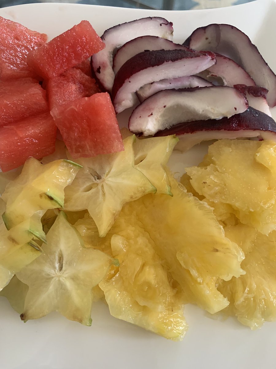 mamachell's tweet photo. Morning fruits. Ignore the pineapple “slices” I’m not sure what happened there Lolol might eat a mango after if my tummy can hold it https://t.co/8525iGfavs