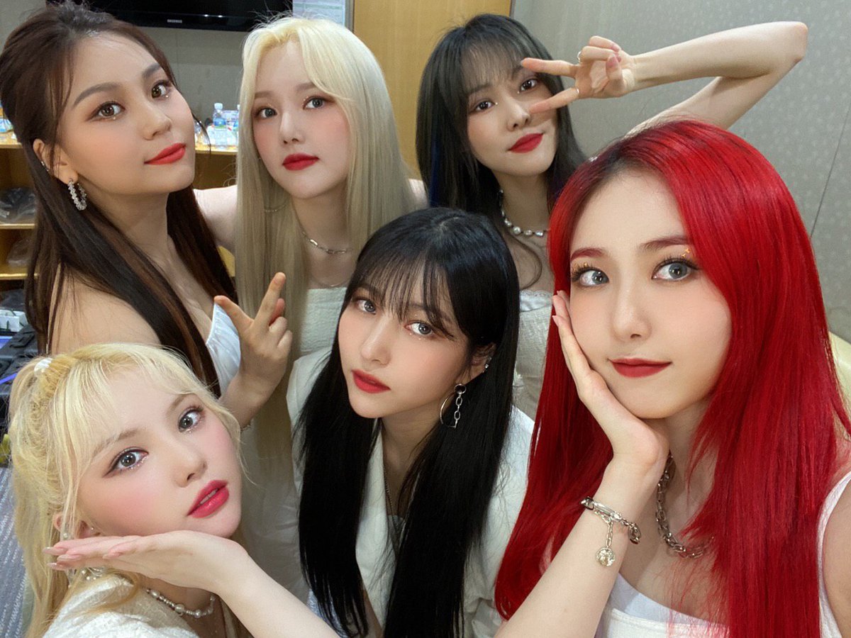 [📺 #여친Now]
#여자친구 #GFRIEND 가 
완전체로 찾아왔습니다💙💜

쪼오~금만 더 기다리면,
#KCONTACT #KCON 2020 에서
화이트🤍친구들을 만날 수 있어요❣️

이 순간을 함께 즐겨요, 버디😀
지금 #버디 만나러 갑니다🚗=3