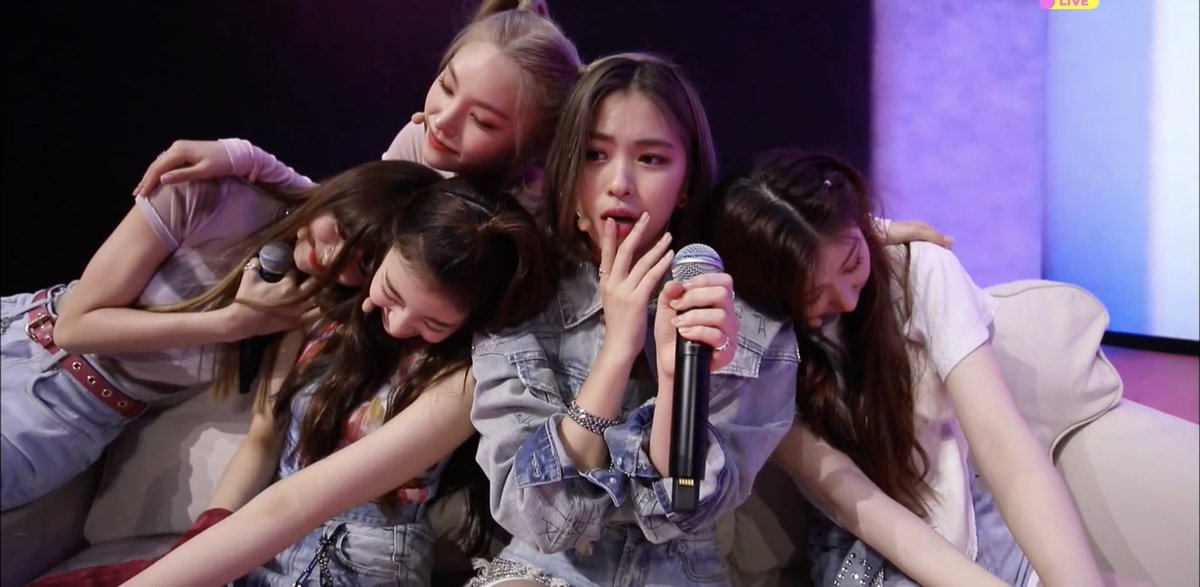 🌼byul🌼 on X: "Itzy group hug🥰🥰 https://t.co/1Iu2bLIbzG" / X