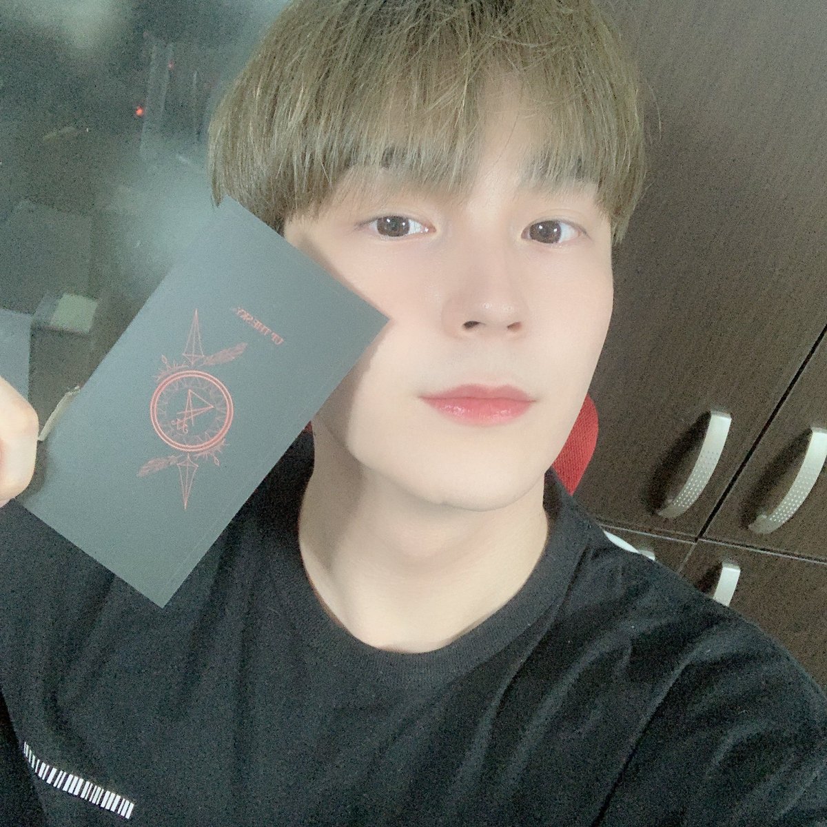Noir__official's tweet photo. 오늘은 유익하고 씐나는 시간
다음 브이앱에서 봐엽😏
루미 알럽♥♥
#느와르 #NOIR #윤성 #다음에또만나요 #루미알라뷰♥♥ https://t.co/KbOxr0N3r5