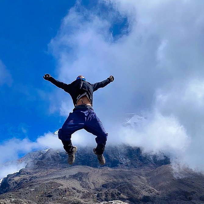 ' There is no Wifi here but I promise you, you will find better connection.. ' 
•🧸
#mountaineerJunkie #mountaineer #mountain #kilimanjaroreopens #Kilimanjaro #Tanzania 🇹🇿 #African #ProudlyTanzanian #live #love #life pic.twitter.com/O5D06FuOWm