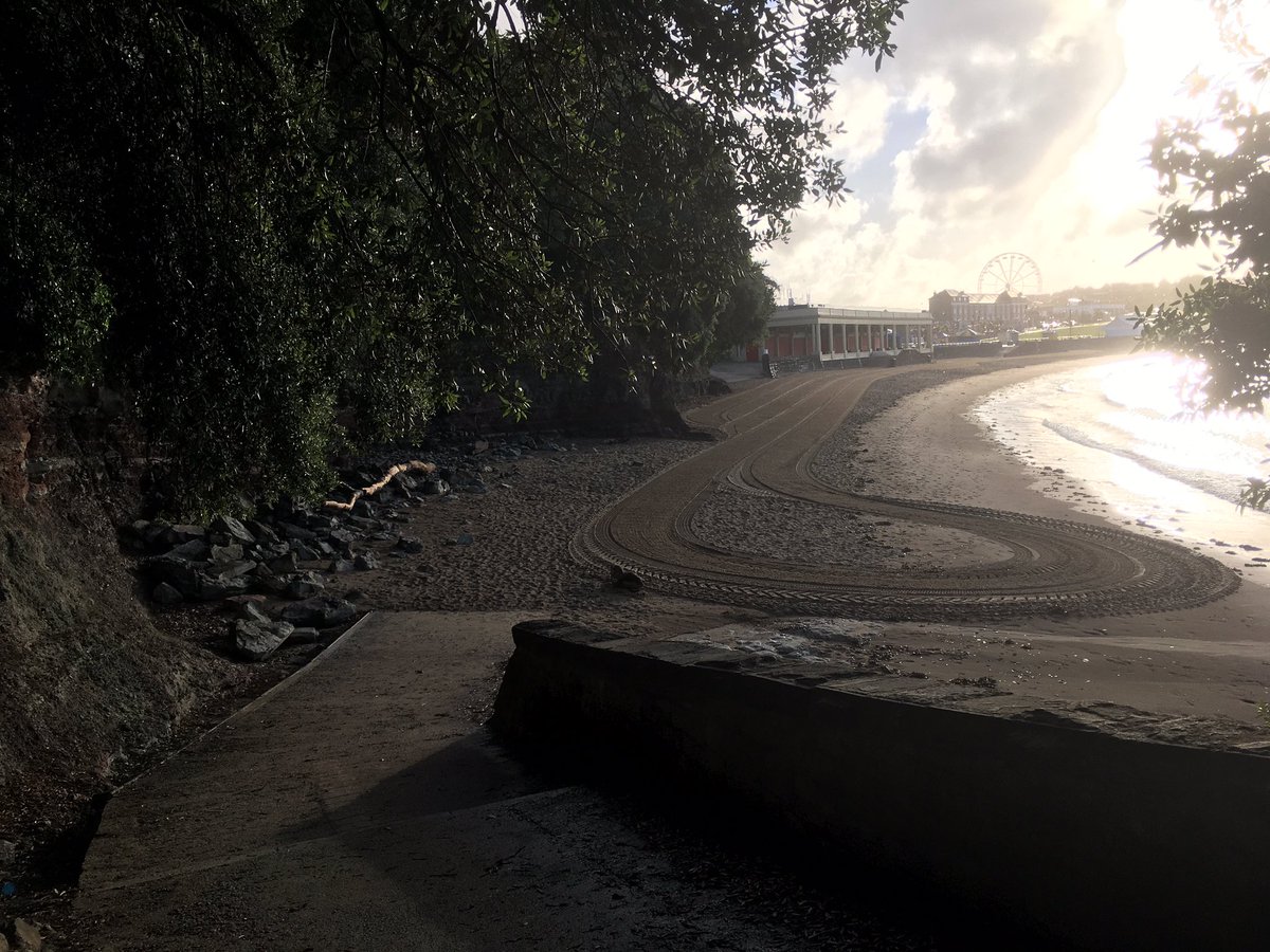 Lush views <a href="/Barrybados/">#Barrybados</a> this morning, there really was one man &amp; his dog out at 6am in the morning! <a href="/DerekTheWeather/">Derek Brockway - weatherman</a> <a href="/BBCWalesNews/">BBC Wales News</a> <a href="/S4Ctywydd/">S4C Tywydd</a>