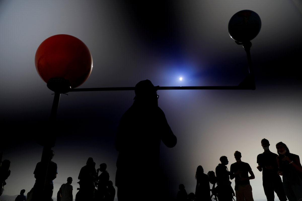 TelenoticiasGMV's tweet photo. Miles de personas en África, Oriente Medio y el sureste de Asia pudieron observar este domingo 21 de junio un peculiar eclipse solar conocido como “anular de Sol” o del “anillo de fuego”. https://t.co/mDYXfT9ArE