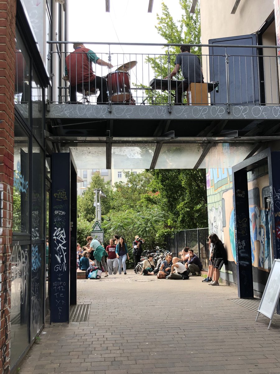 rstockm's tweet photo. Die Band (oben) hat das mit dem Abstand gut verstanden. Die ZuschauerInnen (unten) weniger. #SocialDisancing https://t.co/sipaDfGVKi