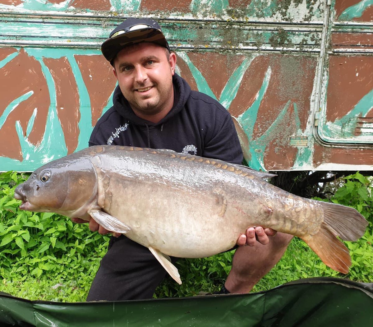 CarbonBaits's tweet photo. Sam Franklin done 24 hours at East Delph Lakes, and had this 25lb 9oz Mirror after moving from open water to a prebaited  margin with hemp, corn and peanut.

#carbonbaits #hasslefree #particle #hemp #maize #tigers #minimix #partimix #hookbaits #carpy #angling #carpfishing https://t.co/SCk7WFoS1I