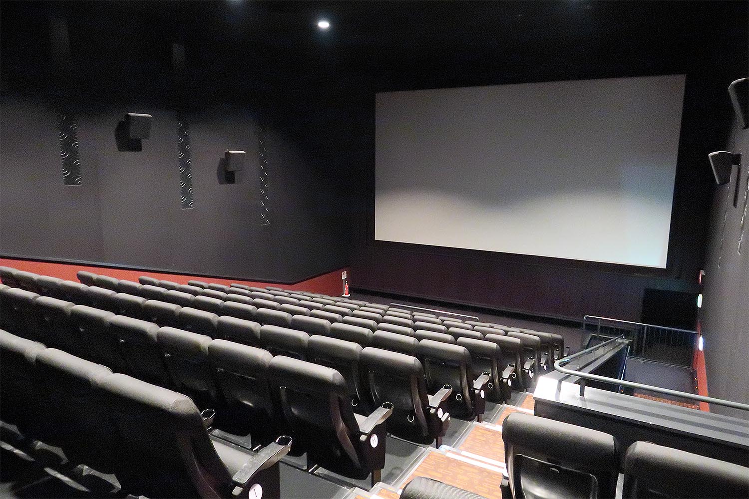 敦賀の人 大阪ステーションシティシネマ ハイバックのシートで硬めなので 長時間の映画だと疲れるかも マナームービーが日本語ナレーションやイラストで説明する新バージョンに変更されていたのは非常に良い 座席は1席開け市松模様 で予約可能 日曜日