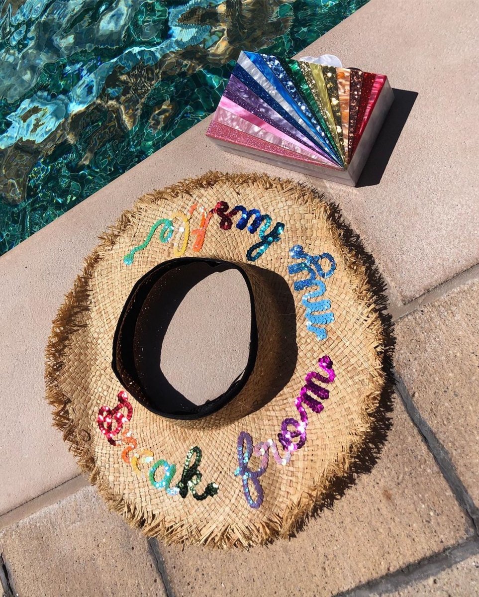 🌈💧Summer weekends poolside with the @ElizabethSuttonCollection Rainbow Starburst Clutch, available to shop online.
#elizabethanthony