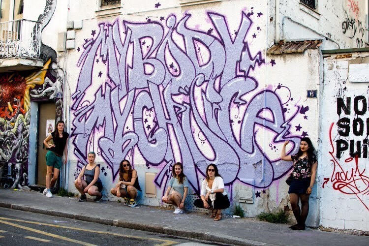 [THREAD] Récit d'une journée entre femmes dans la rue.Hier, j'ai invité une dizaine de femmes d'horizons différents à venir peindre la façade du squat où j'habite dans le 12e arrondissement de Paris.   @PaulineMakov