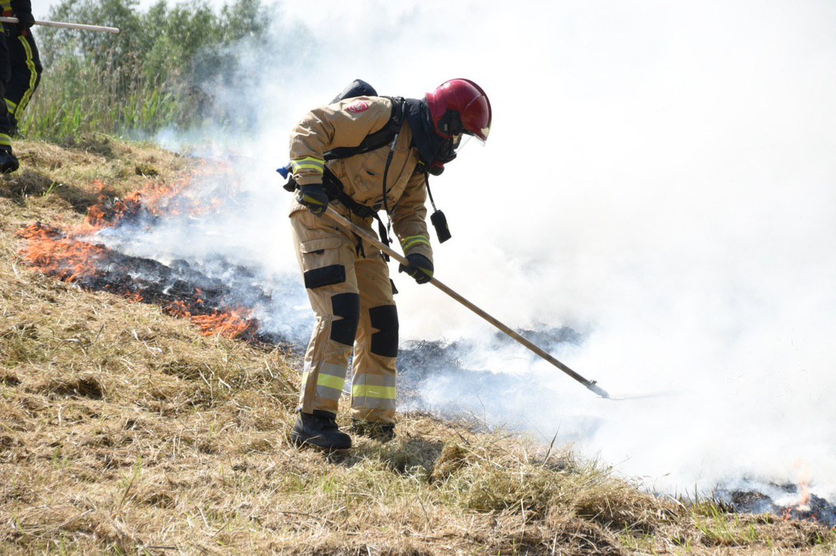 Brandweer blust natuurbrand in Beertat - #Groningen -..