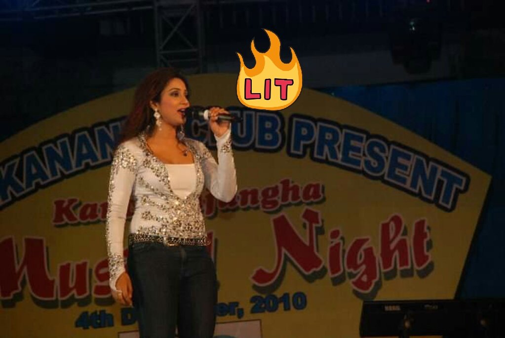 SonaSsg's tweet photo. Some iconic stuffs to scerene.
@shreyaghoshal - Delighted to share your concert vibes back to back! ♥ The real rockstar.
#FavThrowback https://t.co/1E05IHAMEo