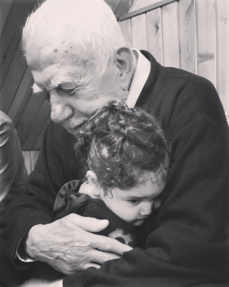 Zeytin dalını ilk sen uzattın bize... Zeytin aşkı seninle işledi içimize. 70'inde zeytin ağacının tepelerindeydin hala. 80'inde seke seke geziyordun zeytin bahçelerinde.
Enerjin, toprağa aşkın, yaşama tutkun, türkülerle evi saran sesin hiç silinmeyecek anılarımızdan...🙏🏼🙏🏼🙏🏼