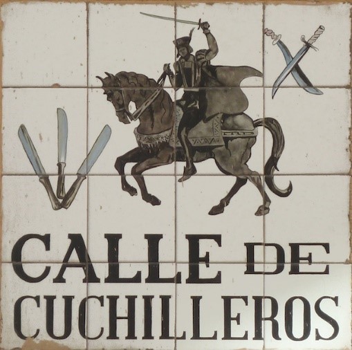 carolguillenn's tweet photo. Numerosas calles que rodean la #PlazaMayor de #Madrid recuerdan a los gremios que trabajaban en sus calles, ya que esta plaza era el antiguo "centro comercial" de la ciudad. Al sur de la plaza #Cuchilleros #Latoneros y #Botoneras por ese orden https://t.co/XFecpf8gaM