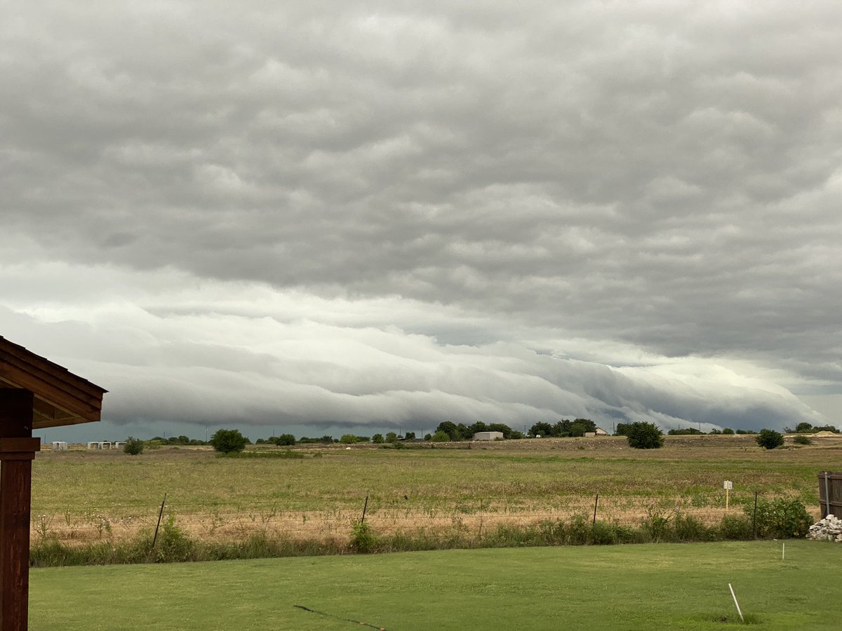 Pretty sweet looking clouds in Haslet looking north towards Justin/Denton. <a href="/NWSFortWorth/">NWS Fort Worth</a> <a href="/wfaaweather/">Pete Delkus</a>
