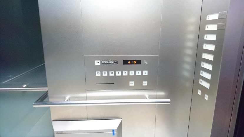 ミットランドスクエアの商業棟にあるエレベーターです。三菱製の特注ネクスキューブが使われています。
インジケーターの点灯色が白色LEDで、ボタンは通常通りのLED電球色です。

停止階：B3.B2.B1.1.2.3.4.5
定員：24名
積載：1600kg（3基とも）
機種：ネクスキューブ
供用開始年月日：2007/03/06