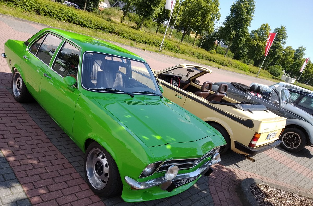 OnceBestBeloved's tweet photo. #Oldtimer Treffen in #Ahaus
#classiccars
#Altblech
#vintage
#westmünsterland https://t.co/WxVMN5jAoE