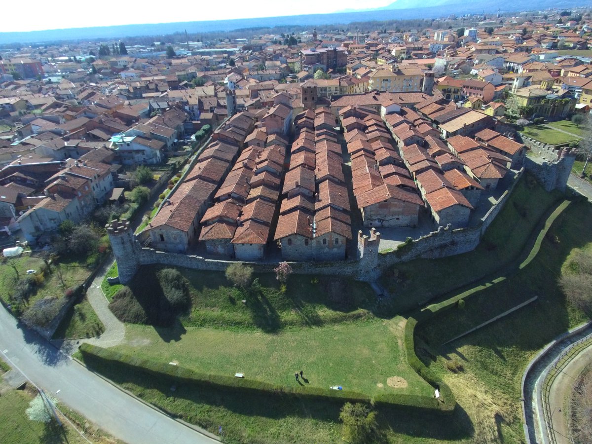 RoccoDragone's tweet photo. Ricetto di Candelo visto dal drone #ricettodicandelo #drone #drones #dronephotography #piemonte #turismopiemonte #Travel #travelphotography #traveler #traveling #TravelBlog #traveltech #Borghi #borghimedioevali https://t.co/m6EQhfe4Mh