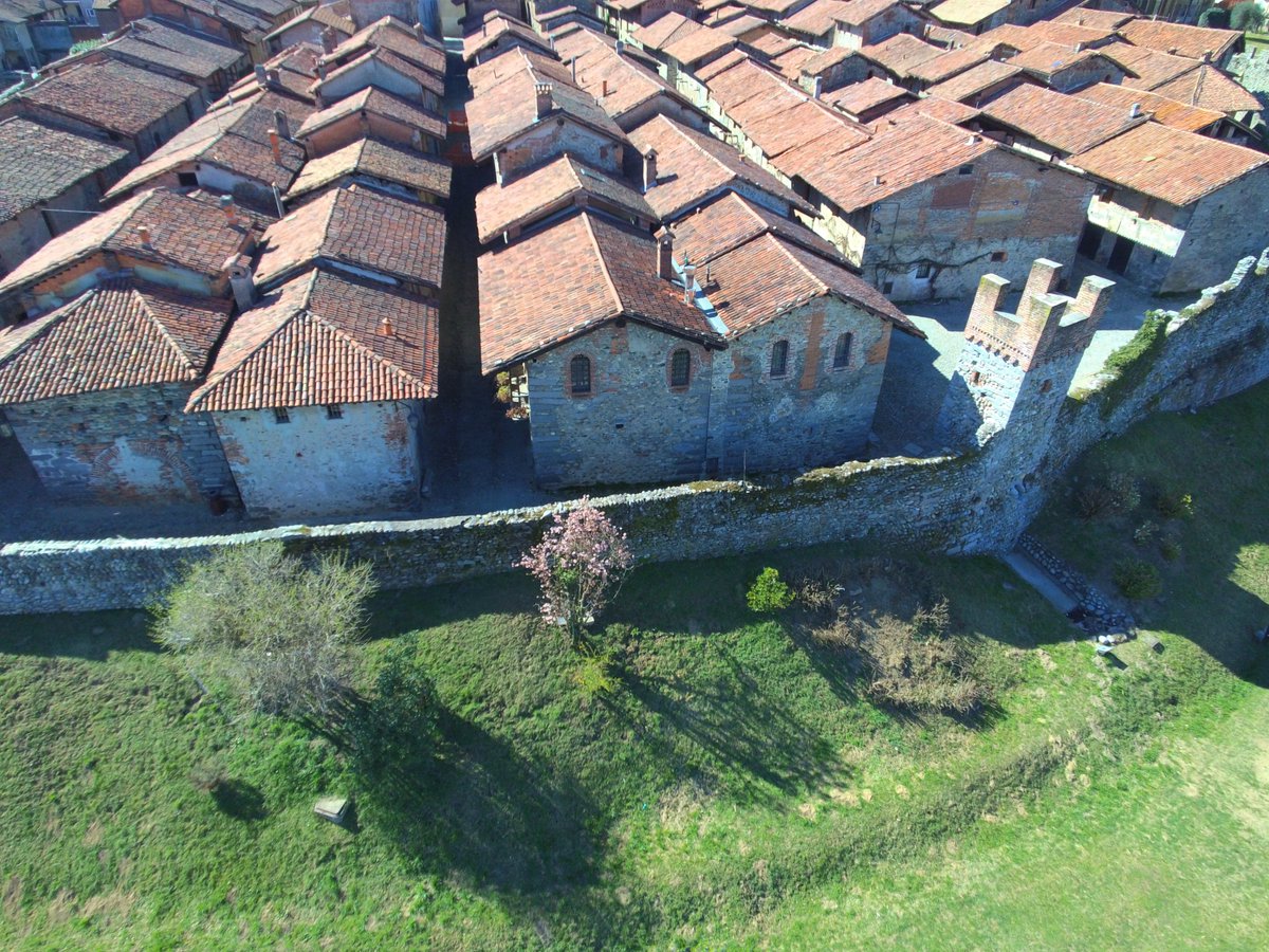 RoccoDragone's tweet photo. Ricetto di Candelo visto dal drone #ricettodicandelo #drone #drones #dronephotography #piemonte #turismopiemonte #Travel #travelphotography #traveler #traveling #TravelBlog #traveltech #Borghi #borghimedioevali https://t.co/m6EQhfe4Mh