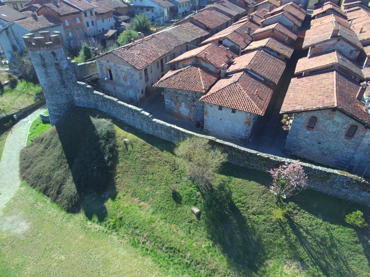 RoccoDragone's tweet photo. Ricetto di Candelo visto dal drone #ricettodicandelo #drone #drones #dronephotography #piemonte #turismopiemonte #Travel #travelphotography #traveler #traveling #TravelBlog #traveltech #Borghi #borghimedioevali https://t.co/m6EQhfe4Mh