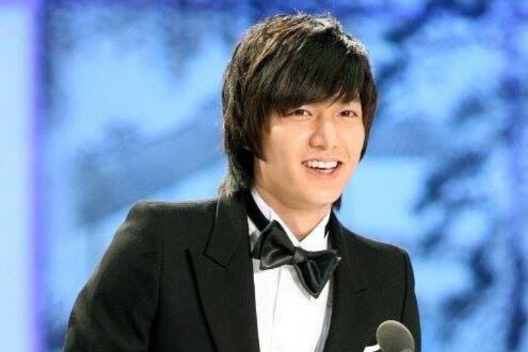 WeAreMinoz's tweet photo. 22nd JUNE 2020 ● Happy 34th Birthday to our Angel &amp; Actor @ActorLeeMinHo, MINOZ wishing you all the beautiful, safe and healthy Year, keep smiling and we LOVE you 😍🎈💙💙 #HappyLeeMinhoDay #HAPPY34thMINHODAY #이민호생일축하하곤 https://t.co/6O9YObK9jW