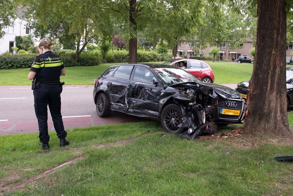 Audi loopt zware schade op bij ongeval in Baarn, kersverse eigenaar met schrik vrij..