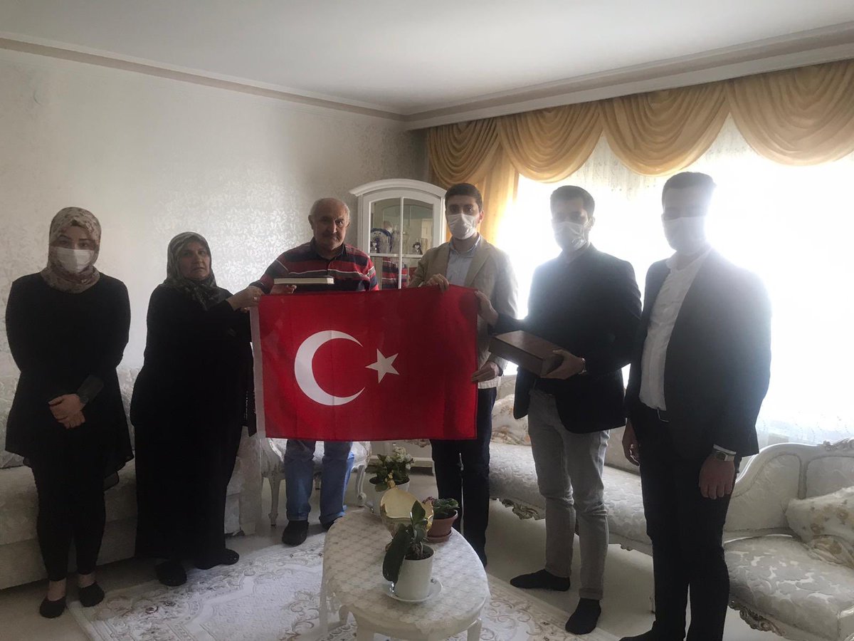 PKK'lı teröristlerin saldırısı sonucunda şehit olan Özel Harekat Şube Müdürü Tufan Kansuva'nın babası Necati Kansuva amcamızı ziyaret ederek #BabalarGünü’nü kutladık. 

Bu vesileyle bütün şehit ve gazi babalarımızın ellerinden öpüyor, sağlıklı ve mutlu uzun ömürler diliyorum.