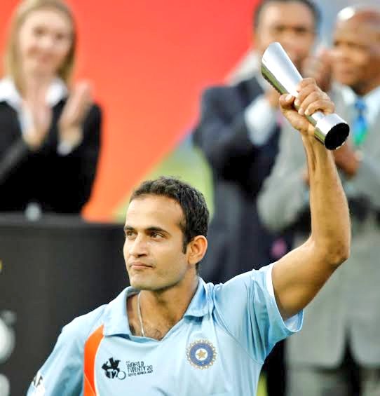 In came  @IrfanPathan who at first foxes Malik with a slower one and then bowls full and straight to get Afridi and Arafat. The wickets suck momentum out of Pak's chase and Ind eventually became the 1st WT20 champion. Pathan was adjourned MoM award for his efforts!