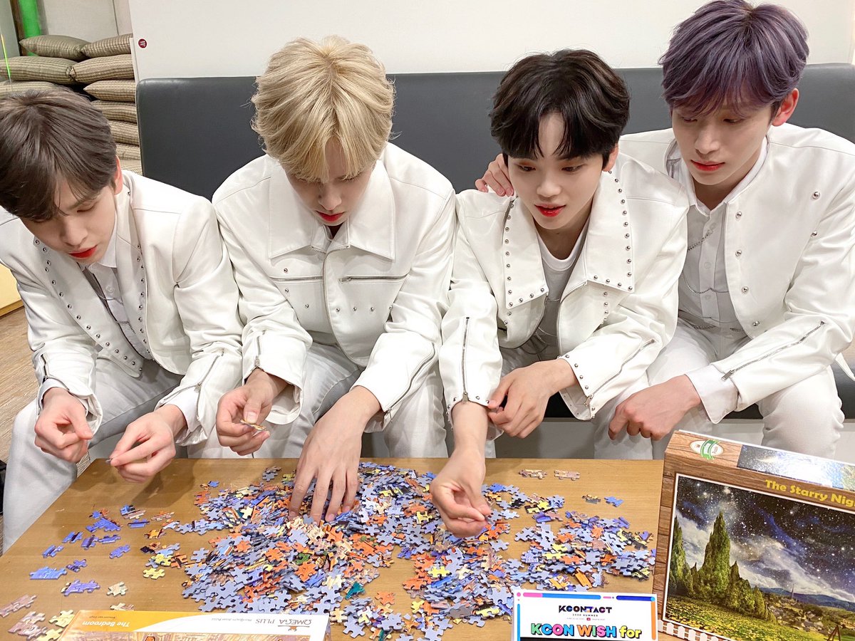 [📸사진] 200621
#KCONTACT 2020 SUMMER☁

모두 즐길 준비 되셨나요?🎶
#KCON 에서 조금 이따가 만나요🥰

크래비티는 퍼즐 한 조각에
러비티 생각 100번 중💝
선물 고마워요~

#CRAVITY #크래비티
#HIDEOUT
#REMEMBER_WHO_WE_ARE
#KCON2020
#LetsKCON247