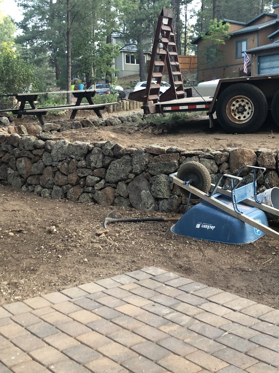 ejanehurricane's tweet photo. @Lowes #dadbuiltthis major shout out to the father of my children who ripped up our entire front yard and built me the retaining wall of my dreams https://t.co/ichbKGl8H0