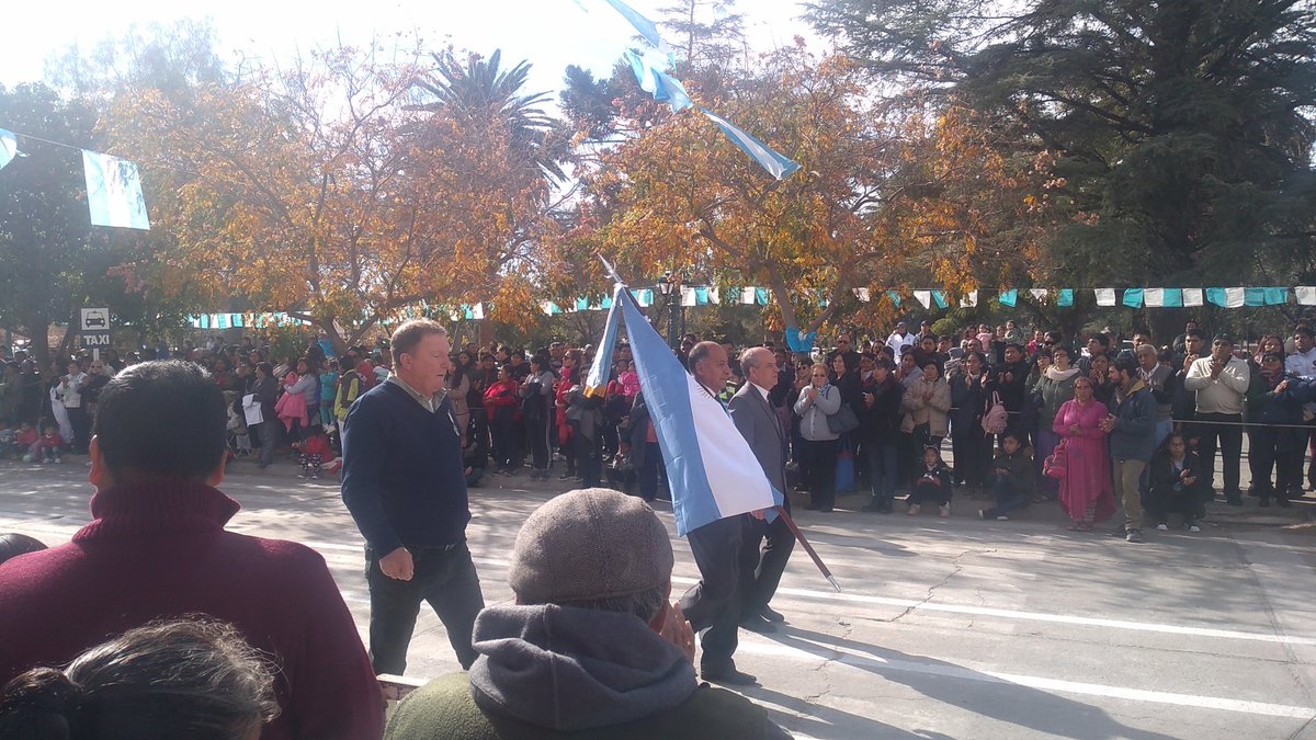 EmiAnder's tweet photo. #lapeñaencasa  #LaPenaDeMorfi  En la foto dos cosas que marcaron mí vida:
Mí viejo, ex combatiente de Malvinas (feliz día). Por otro lado, la celeste y blanca, nuestra identidad! 
20 de junio en #Cafayate https://t.co/rABJCVOgEh