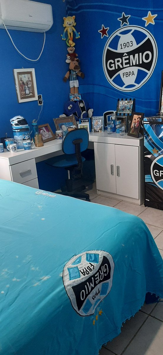 MarceloMacielSM's tweet photo. Minha mãe manchou minha colcha do Grêmio 😢😢😢😢😢 https://t.co/3KQLv6JeKT