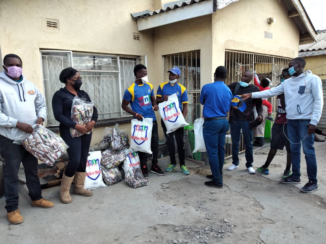 Semalho's tweet image. Day 68
Porridge: 841
Supper:1990
Uncooked Rice: 18 kg shared amongst 240 people 

68 packets of pads given to 68 deserving ladies from ages 11 to 40 years.

Served Sadza and Soya chunks 

130kgs mealie meal
25kgs soya chunks 
6x 500g knorrox soup powder
4 litres cooking oil