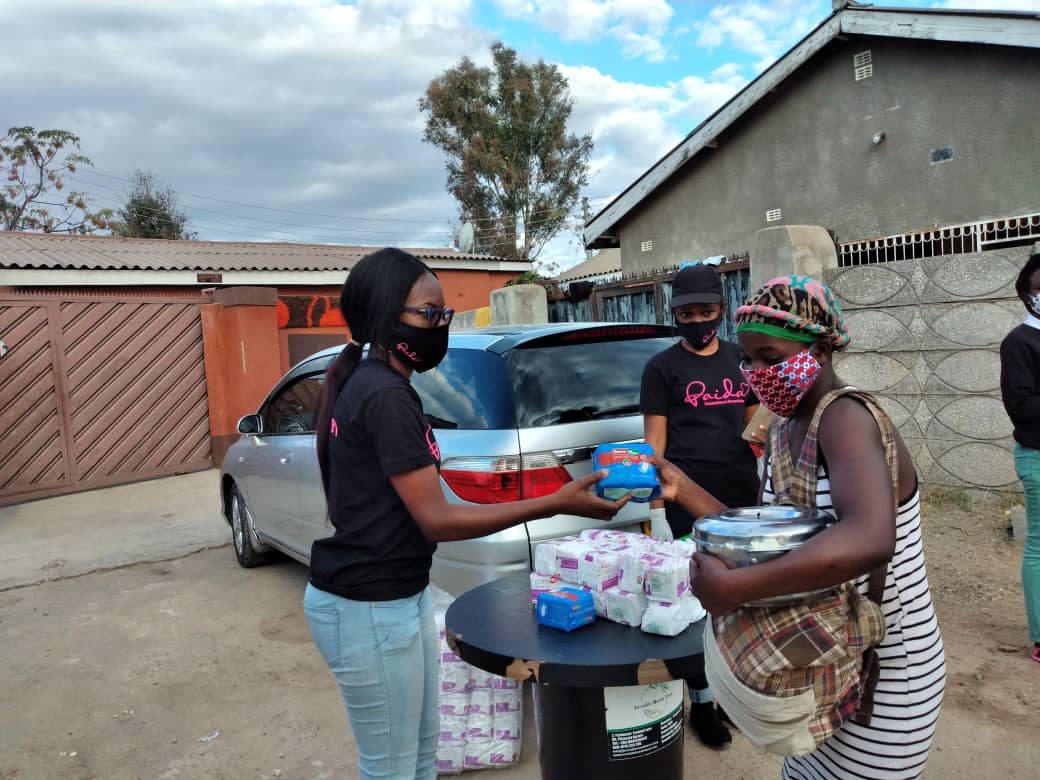 Semalho's tweet image. Day 68
Porridge: 841
Supper:1990
Uncooked Rice: 18 kg shared amongst 240 people 

68 packets of pads given to 68 deserving ladies from ages 11 to 40 years.

Served Sadza and Soya chunks 

130kgs mealie meal
25kgs soya chunks 
6x 500g knorrox soup powder
4 litres cooking oil