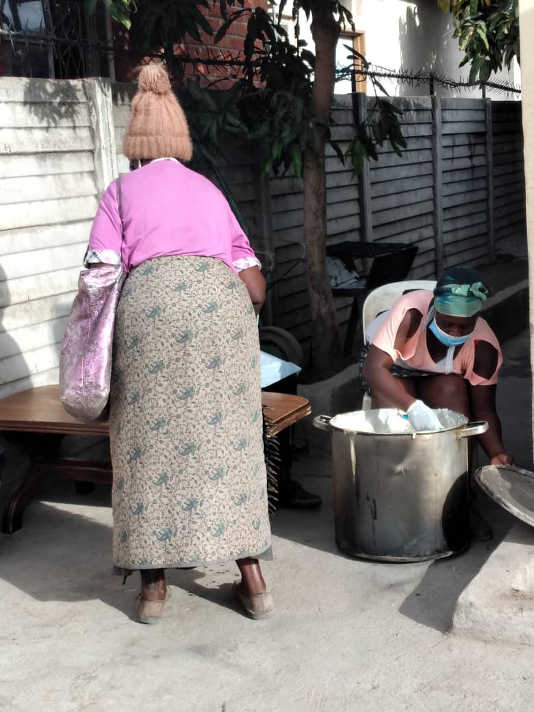 Semalho's tweet image. Day 68
Porridge: 841
Supper:1990
Uncooked Rice: 18 kg shared amongst 240 people 

68 packets of pads given to 68 deserving ladies from ages 11 to 40 years.

Served Sadza and Soya chunks 

130kgs mealie meal
25kgs soya chunks 
6x 500g knorrox soup powder
4 litres cooking oil