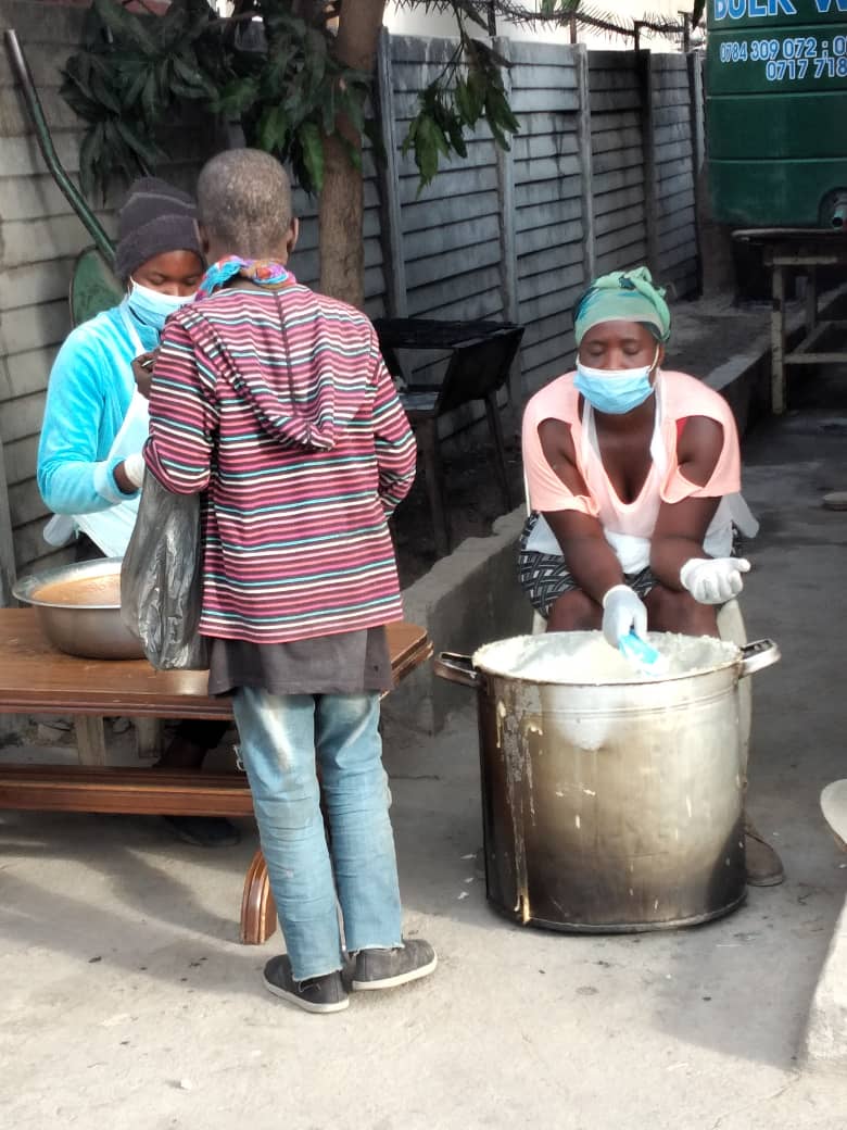 Semalho's tweet image. Day 68
Porridge: 841
Supper:1990
Uncooked Rice: 18 kg shared amongst 240 people 

68 packets of pads given to 68 deserving ladies from ages 11 to 40 years.

Served Sadza and Soya chunks 

130kgs mealie meal
25kgs soya chunks 
6x 500g knorrox soup powder
4 litres cooking oil