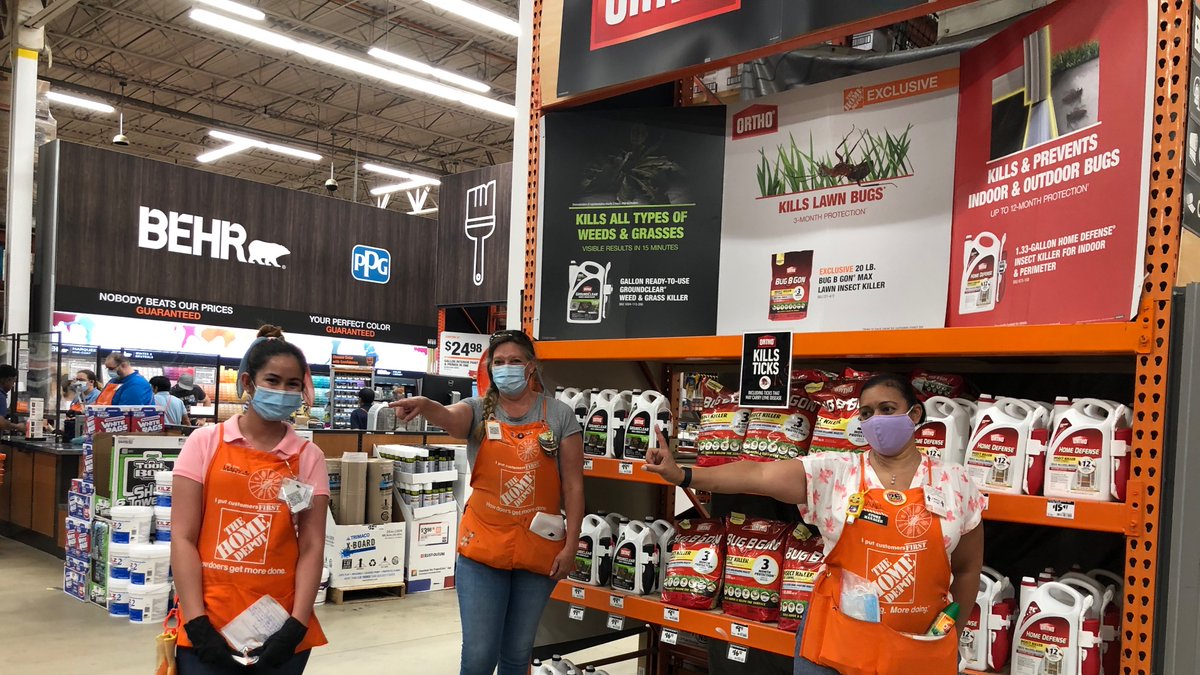 Head Cashier Brandi and SM <a href="/AnnaTHD4617/">Anna</a> recognizing Cashier Mary for her great customer service and accuracy checkout!! Keep up the great work Mary! 🌟 #OneTeam @ChicoEvansHD <a href="/kattyniner/">kathy</a> <a href="/RC_Bowman/">RC Bowman</a> <a href="/HambletonJimmy/">Jimmy Hambleton</a> <a href="/NancyASDS4617/">Nancy</a> <a href="/MarilynGrecia/">Grecia</a>